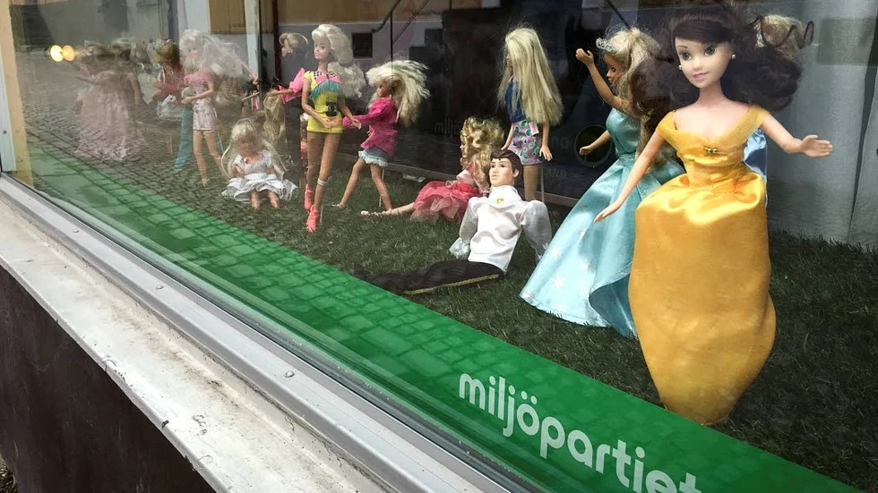 Miljöpartiet går igenom en kris i hela Sverige. På Gotland är läget inte fullt så dystert som på andra håll men partiets medlemmar har minskat drastiskt även här. Bilden visar en del av fönstret till partiets kontor i Visby innerstad.