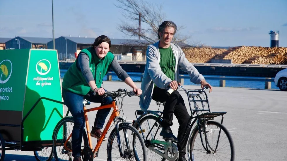 Isabel Enström och Daniel Heilborn cyklar i Klintehamn.