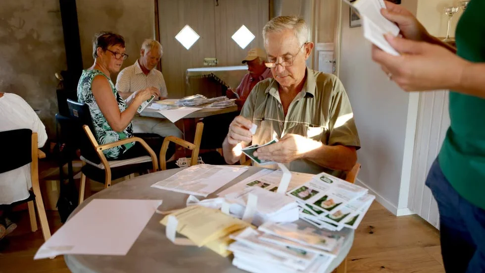 Mats Olofsson är en av de som arbetat med att förbereda Centerpartiets utskick av valsedlar till hushållen. Han är ordförande för Vätekretsen och står med på både riksdagslistan och fullmäktigelistan.