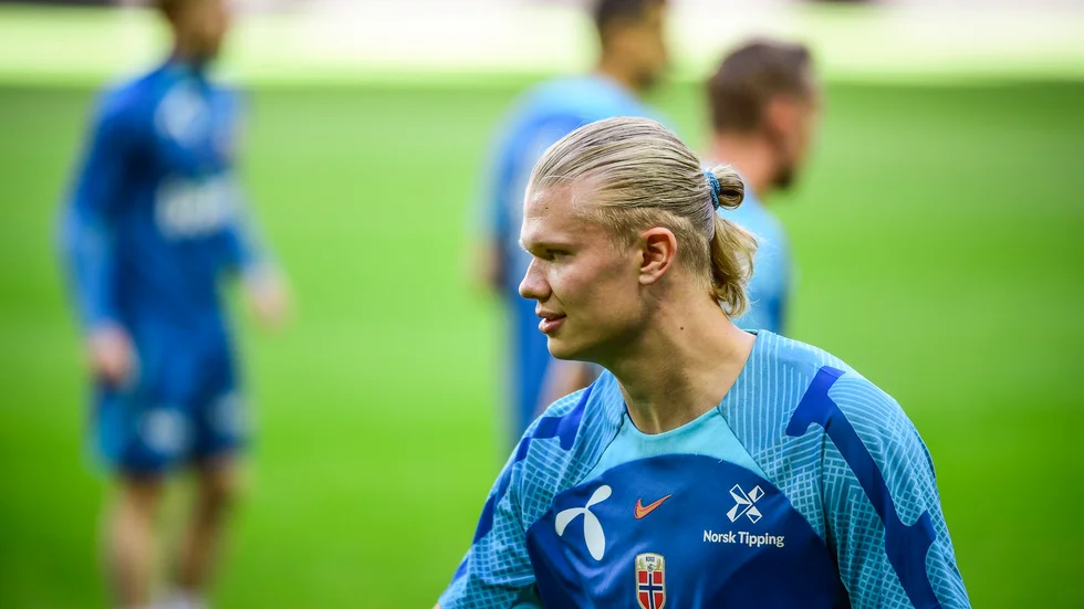 Norge med bland andra Erling Haaland tränar på Friends Arena inför söndagens Nations League-match mot Sverige.