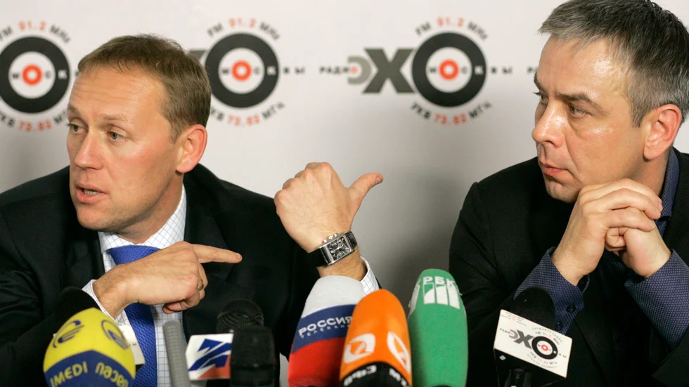 Dmitrij Kovtun, till höger, under en presskonferens med Andrej Lugovoj 2006, efter att ha anklagats för att ha förgiftat den ryske ex-agenten och regimkritikern Aleksandr Litvinenko. Arkivbild.