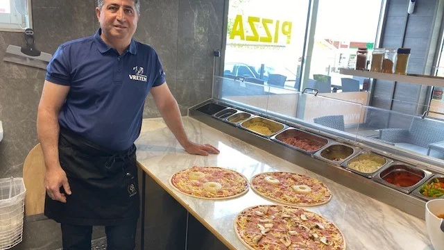 Ali Mavi och hans bror som äger Restaurang pch pizzeria Vreten bjöd brandens offer på pizza. 