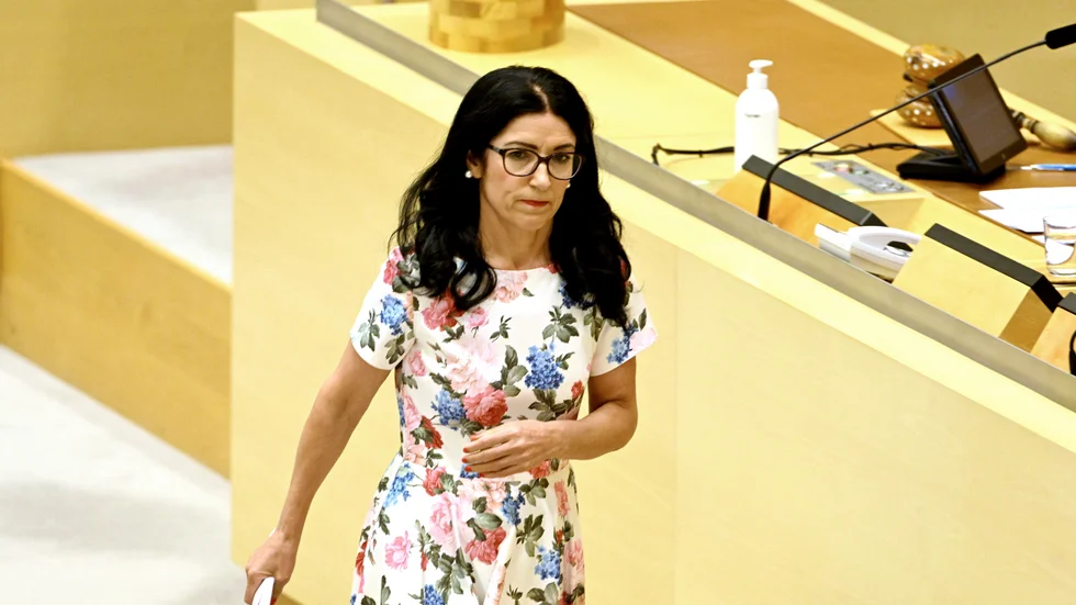 Amineh Kakabaveh sitter kvar i riksdagen som politisk vilde.