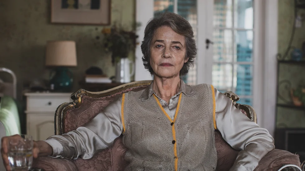 Charlotte Rampling spelar rollen som en försupen farmor. Pressbild.