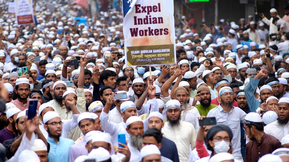 Tusentals muslimer demonstrerade mot den indiska regeringen i Dhaka i Bangladesh under fredagen.