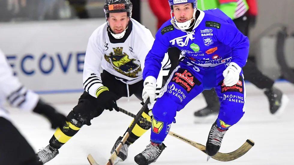 Villa Lidköpings Jesper Eriksson jagas av William Arvidsson, AIK. Arkivbild.