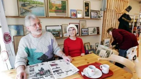 Tore Pettersson och Maj-Lis Widerström besöker Kupan i Visby någon gång i veckan. Vi tar en kopp kaffe, läser tidningen och tar en runda i butiken, berättar de.