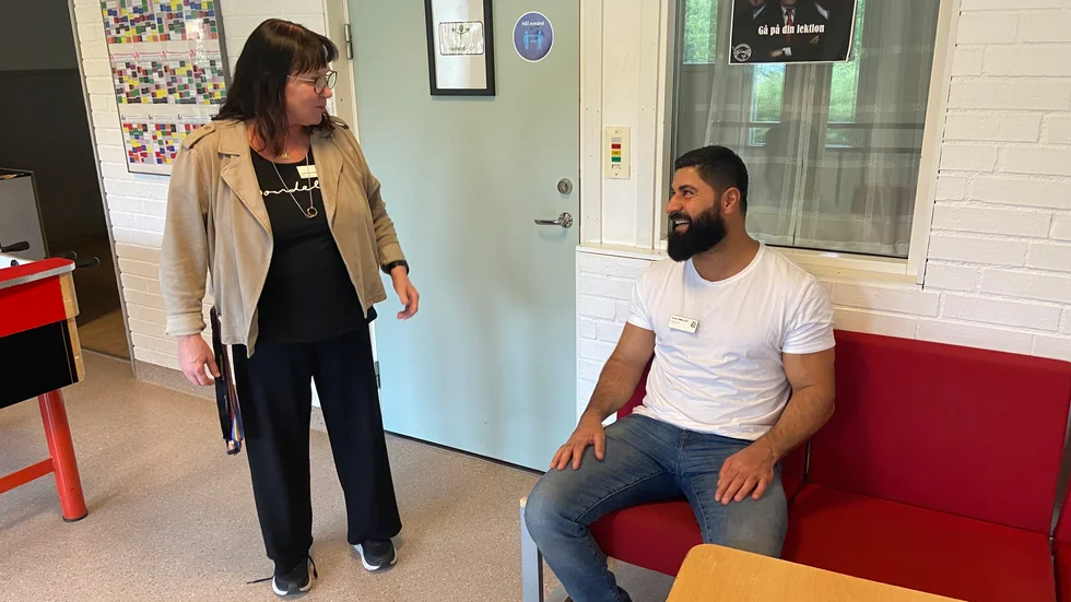 Dagen efter skjutningarna var det poliser och avspärrningar utanför skolan vilket skolpersonalen var tvugna att förklara för barnen vad det handlade om. 