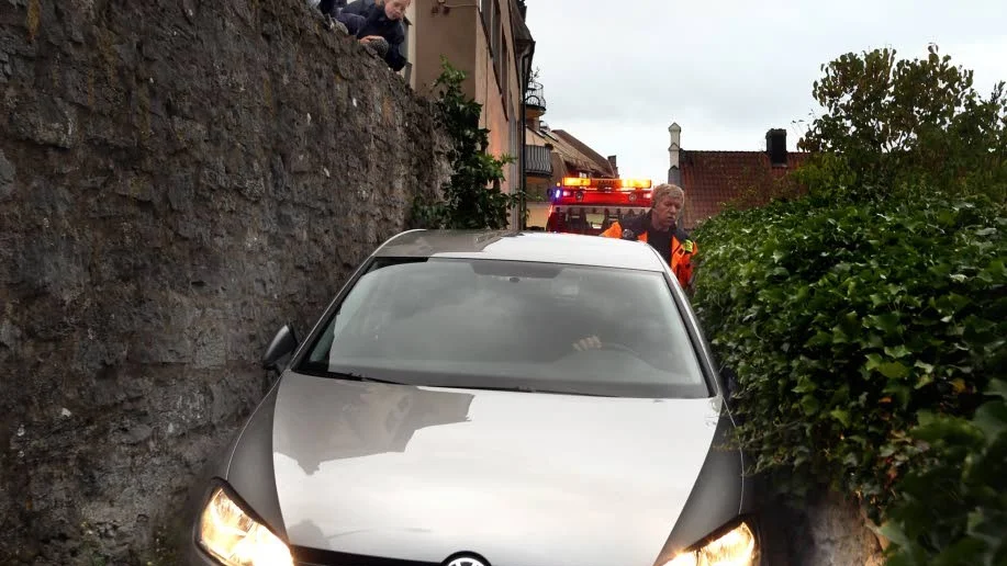 Vårdklockegatan i Visby. Här brukar någon köra fast ibland. Men de rödgröna tycka ha Vårdklockegata varje vecka, både här på ön och på fastlandet.
