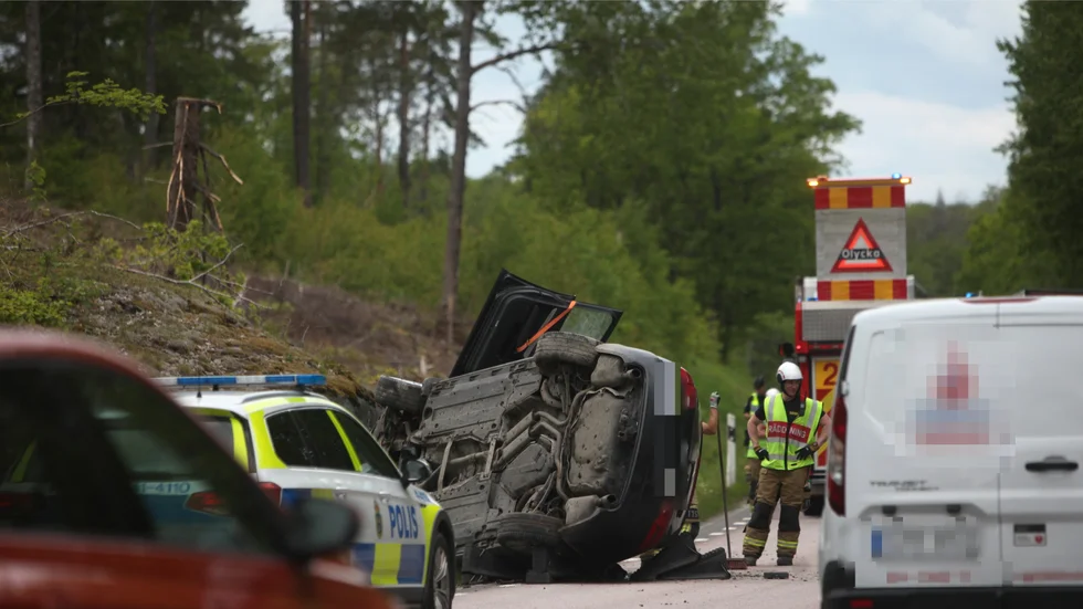 Bilen blev ståendes på sidan, delvis nere i diket, efter olyckan.
