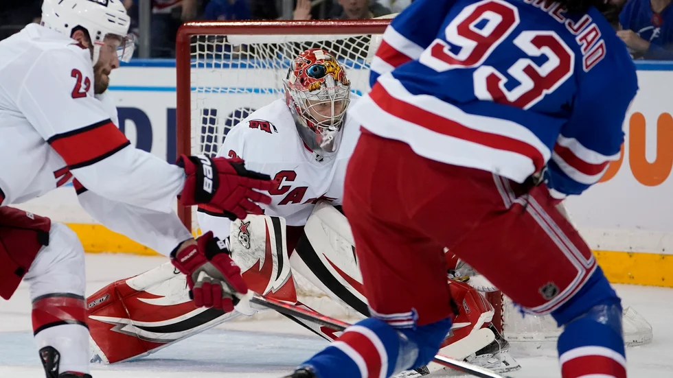 New York Rangers Mika Zibanejad gjorde ett mål mot Carolina.