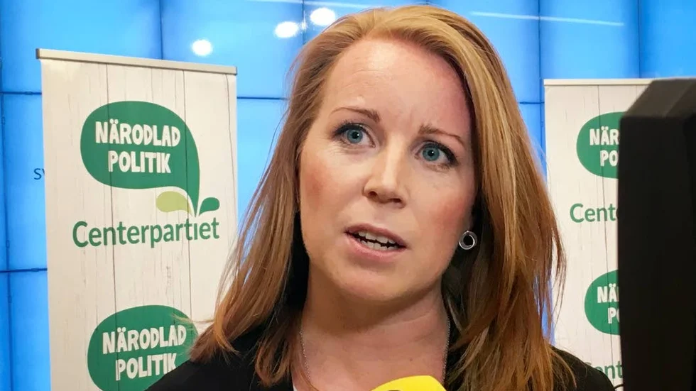 Det blir lite roligt när Lööf först helt sågar ett förslag, för att i nästa andetag säga att man kommer rösta för samma förslag.