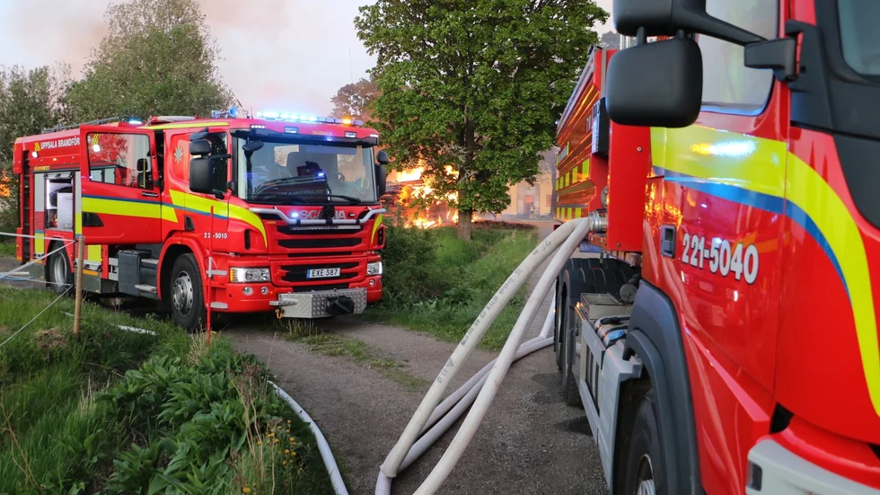15 brandbilar är på plats för att släcka elden 