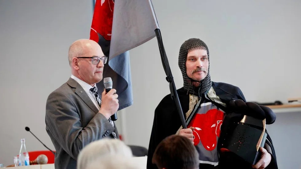 symbol. Björn Jansson (S) presenterade som fullmäktiges ordförande regionens egen riddare men regionansvaret är mycket större än så.