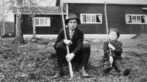 Författaren Dan Andersson vid avslutningen av Brunnsviks folkhögskolas vinterkurs 1917. Pojken är okänd.Foto: Karl Lärka