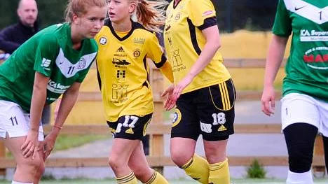 Ida Lejon (gul tröja till vänster) fortsätter att hitta målet i damtvåan.