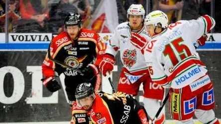 Här är Kyle Cumiskey, nummer 15 till höger, då han fortfarande hade all utrustning i sin ägo. Några timmar senare var grejerna stulna.