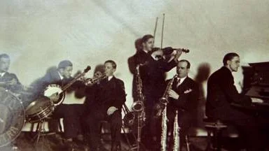 Strid Orchestra är troligen från perioden kring 1927-1930 med volontären Alf Ekbom vid trumman, pianisten Lindmark samt några grabbar som möjligen kan vara en förlaga till första uppsättningen av orkestern High Life. Här finns fortfarande banjo och fiol med - men några år senare försvinner dessa instrument