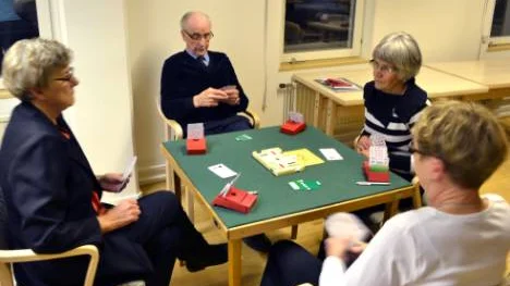 Erik Strömbäcks intresse för bridge har hållit i sig under åren. Här spelar Erik och Margit Isaksson mot Anneli Norman och Lea Sandström.FOTO: Herman Öberg