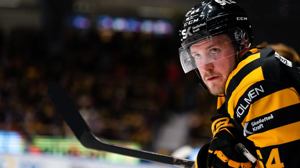 Jonathan Pudas bidrog med två assister under första semifinalen. Det skulle dock inte räcka när Örebro avgjorde sent.