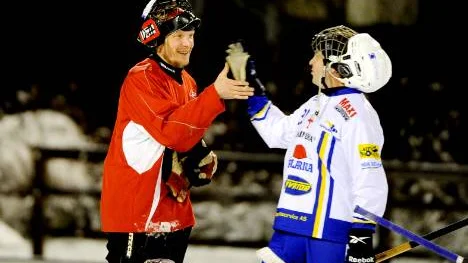 HT Bandys hjältar Mika Lukkarila och Pasi Hiekkanen tackar varandra för gott samarbete. foto: joakim nordlund/presspro.se