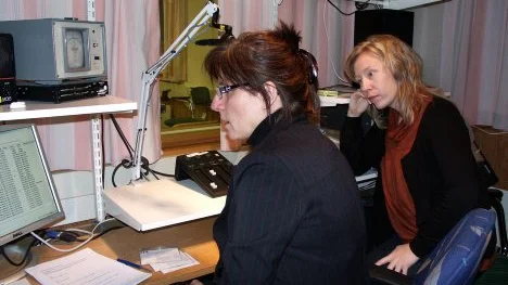 Pajalastudion används flitigt av frilansare. Här håller Gun Olofsson och Regina Veräjä på att spela in ett barnprogram på meänkieli. Fotograf: K-L Sundqvist