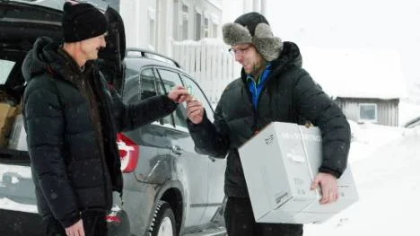 Klart att flytta in. Robert Gustafsson lämnar över lägenhetsnycklarna            till Per Henriksson från Gällivare.FOTO: Hans Sternlund