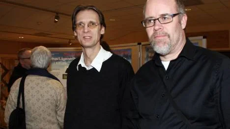 Allen King tittar på bilden av Kiruna i olika åldersgrupper och Leif Berglund på näringslivet och företagsklimatet.      FOTO: Åsa Junkka