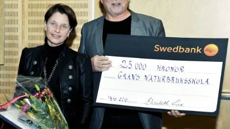 Siv Lundgren och Bo Wiberg från Grans naturbruksskola gläds över landstingets interna miljöpris och 25 000 kronor.