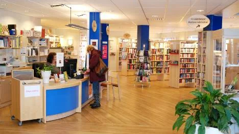 Biblioteksassistenterna är en yrkesgrupp i Jokkmokk som har för låg lön, enligt den senaste lönekartläggningen.FOTO: Martin Andersson
