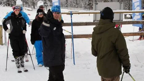 Liftskötaren Daniel Sonntag hade fult jobb i lördags inför anstormningen av besökare till premiären.                                                                               FOTO: John Filipsson
