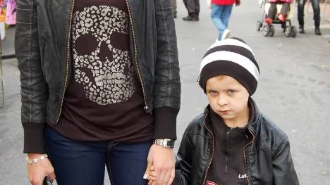 Isak Broström, sex år, och mamma Erika besökte marknaden, som pågår hela helgen, redan på fredagen. FOTO: Nina Pettersson