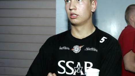 Den förre Luleå Hockeyspelaren Robin Olsson trivs i allsvenska topplaget Örebro, trots att han är ryggskadad för tillfället.
