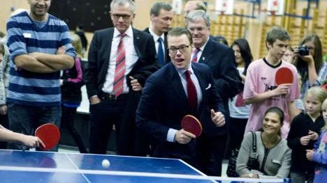 Med tungan rätt i mun. Visst kan prins Daniel hantera ett bordtennisracket. Men i rundpingis-finalen blev det stryk för prinsen mot bordtenniskungen Johan Abrahamsson.