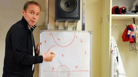 Patrik "Palle" Rönnqvist visar Kalix taktik. foto: k-l sundqvist