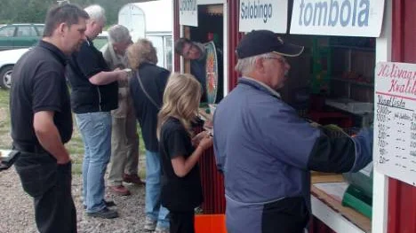 Folkets Hus i Nilivaara har gått i konkurs. Det blir bingo i klubbstugan i fortsättningen. Den här bilden togs 2006 i samband med bilbingo i Nilivaara.FOTO: Joakim Magnusson