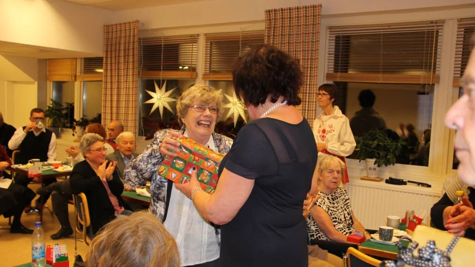Eldsjäl hyllades. Inger Hermelin uppvaktades av både sin klubb (här genom Eva Fremner)  och distriktet när Mjölby 70-årsjubilerade med en tävling.