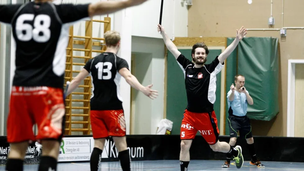 Storseger. Johannes Berglund firar 1–0. Solfjäderstaden vann stort med 7-0 till slut.