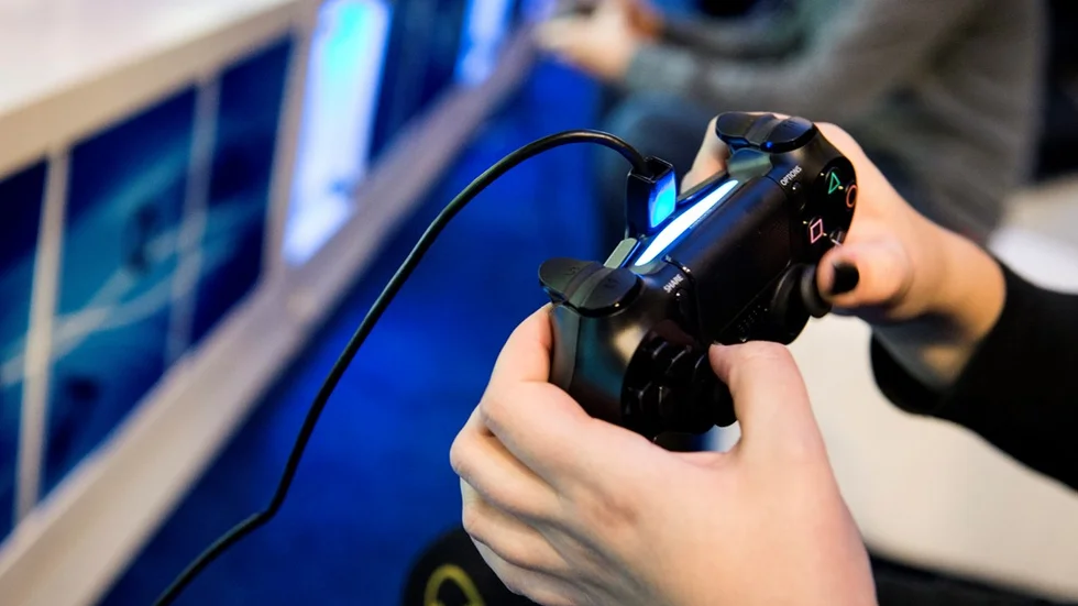 STOCKHOLM 20131031
Handkontroll till Sonys spelkonsol Playstation 4
Foto: Pontus Lundahl / TT / kod 10050