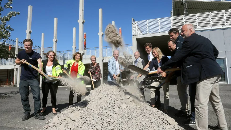 Med gemensamma krafter startar skolbygget och med gemensamma krafter ska den drivas är tanken. Från vänster Daniel Johansson, projektchef Botrygg, Maria Hedberg, projektledare Botrygg, Maria Brahim, byggchef Botrygg, Maria Persson rektor, Lars Rejdnell, barn- och ungdomschef, Anders Mäki, LHC, Peter Green LFC, Maria Hagström, LFC, Johan Fredriksson, innebandy, Patrik Olsson, RP och Christer Gunnnarsson, utbildingsförvaltningen.