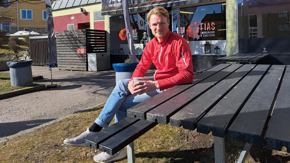 Jesper Samuelsson stannar kvar i Vita Hästen.