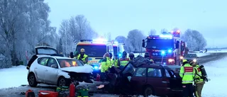 Två bilar krockade nära Västerlösa