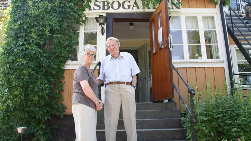 Margareta och Tore Mohlin på trappan till Åsbogården, ett hus som länge har varit i deras omsorg men nu, i dag, återfaller kommunens ägo.