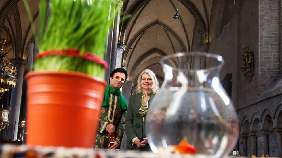 Farokh Raisi ordnar världsmusikkonsert i domkyrkan och borgmästare Ann-Cathrine Hjertd medverkar med att inleda och önska gott nouruz. En mycket viktig symbolhandling, tycker Farokh.