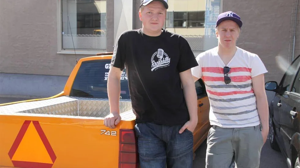 Andreas och Joakim Johansson förbereder en Epa-traktorkortege genom Mjölby.
