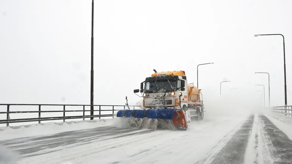 Ãland 20101223
Trafikverket gick pÃ¥ tosdagen ut med en varning till trafikanterna. Det rÃ¥der ett akut trafiklÃ¤ge, skriver Trafikverket med mycket besvÃ¤rligt vÃ¤glag och snÃ¶drev pÃ¥ bl.a. Ãland. HÃ¤r en plogbilen i farten pÃ¥ Ãlandsbron.
Foto Paul Madej / SCANPIX / Kod 10390