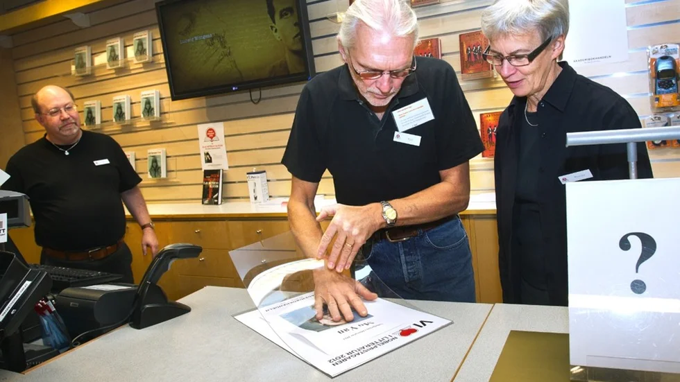 Akademibokhandlaren, Mo Yan fÃ¥r nobelpriset i litteratur.
Fv Leif LÃ¶fquist, Kjell Carlsson och Monica Levenby Axelsson
Foto Pia Molin
