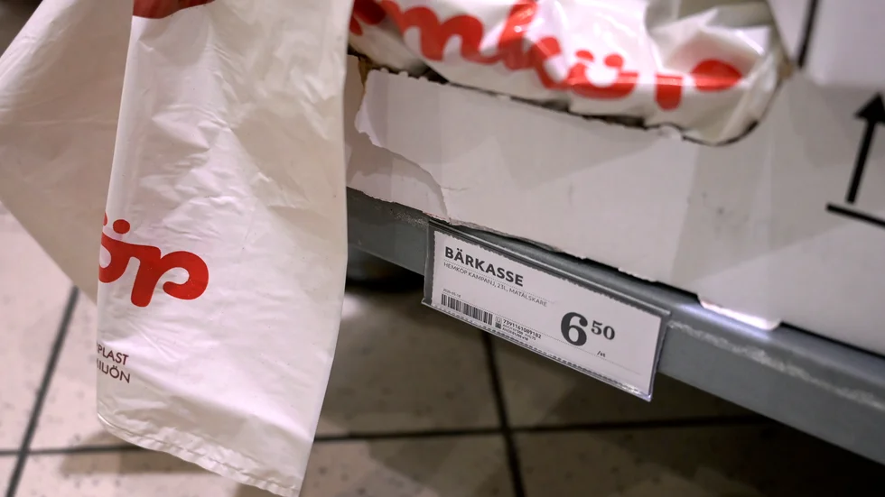 Beskedet att skatten på plastpåsar ska slopas eller kraftigt sänkas välkomnas av e professor i miljöekonomi.