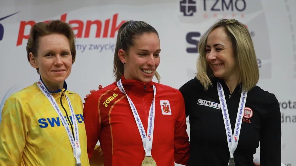 Pallen i K40 stavhopp: EAI:s Malin Forsell, spanjorskan Patricia Hidalgo Fortes och Monika Kogut från Polen som delade silvret på 3,00 i stavhopp.