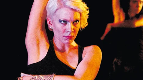 Dansskolan On Stage visade flera nummer under danskavalkaden i Haparanda under IKRA-festivalen. Ikra är för övrigt ryska och betyder kort och gott kaviar. Från svart rysk till svensk på tub.